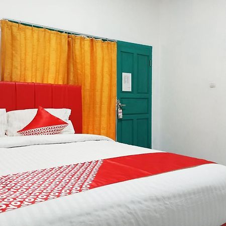 Oyo 2611 Hotel Krui Syariah Eksteriør billede